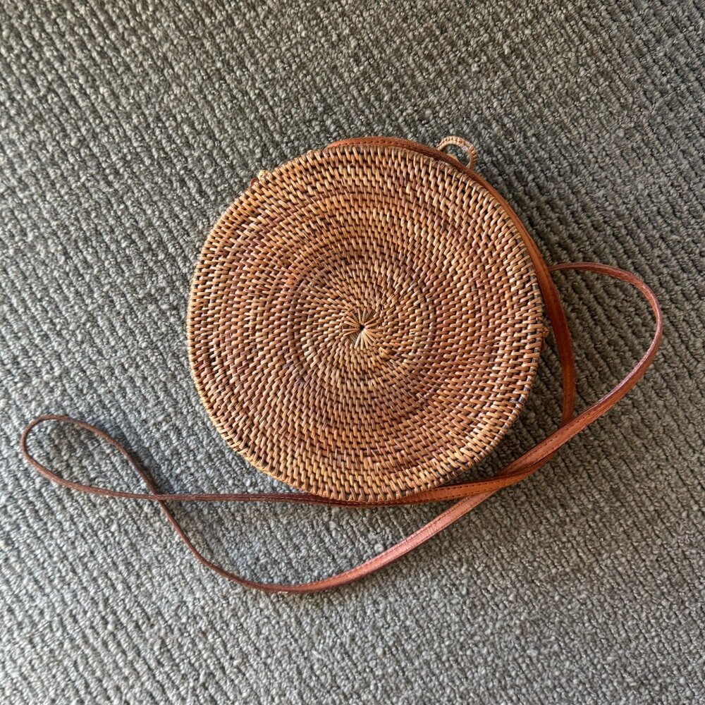 Xinh & Co. Circle basket bag - woven boho brown